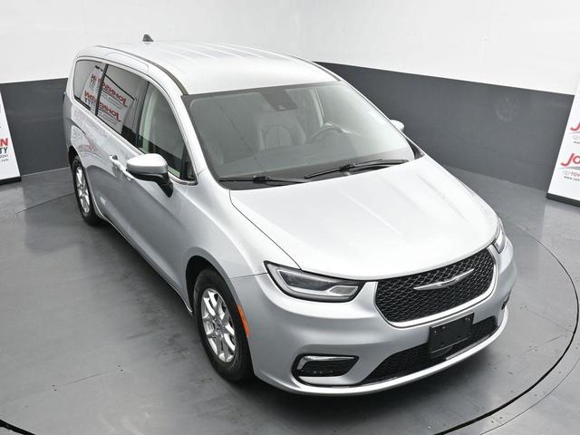 Photo of 2023 Silver Mist Clearcoat Chrysler Pacifica