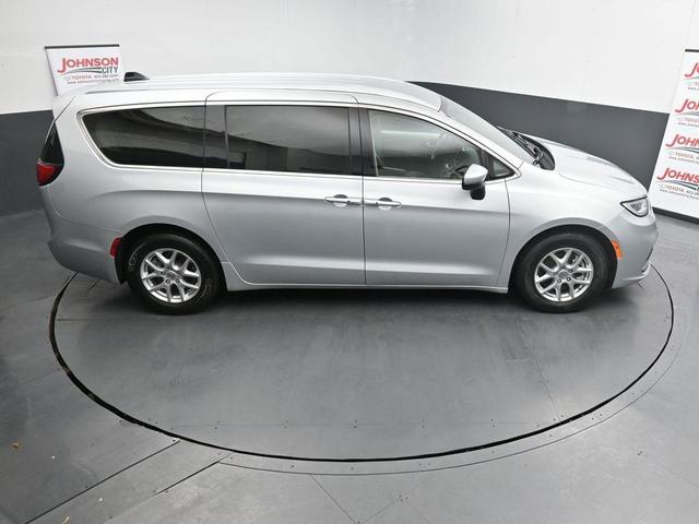Photo of 2023 Silver Mist Clearcoat Chrysler Pacifica