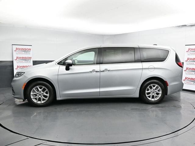 Photo of 2023 Silver Mist Clearcoat Chrysler Pacifica