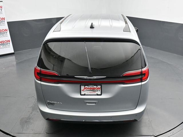 Photo of 2023 Silver Mist Clearcoat Chrysler Pacifica