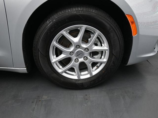 Photo of 2023 Silver Mist Clearcoat Chrysler Pacifica