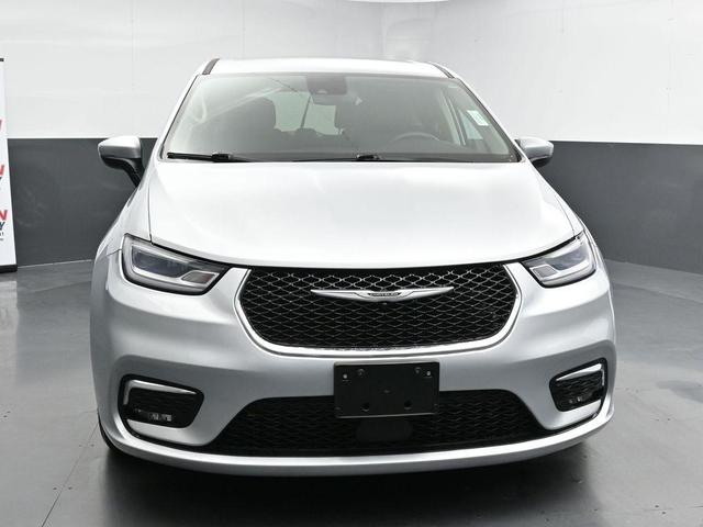 Photo of 2023 Silver Mist Clearcoat Chrysler Pacifica