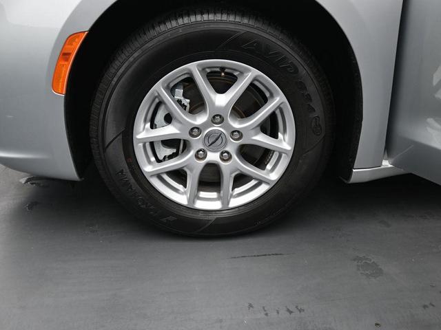 Photo of 2023 Silver Mist Clearcoat Chrysler Pacifica