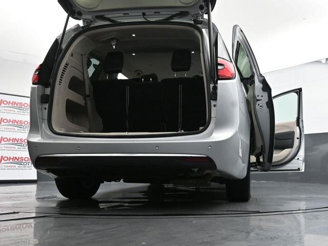 Photo of 2023 Silver Mist Clearcoat Chrysler Pacifica