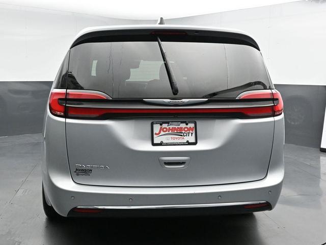 Photo of 2023 Silver Mist Clearcoat Chrysler Pacifica