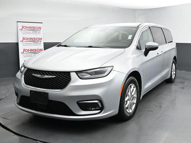 Photo of 2023 Silver Mist Clearcoat Chrysler Pacifica