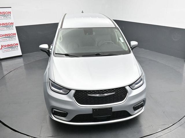 Photo of 2023 Silver Mist Clearcoat Chrysler Pacifica