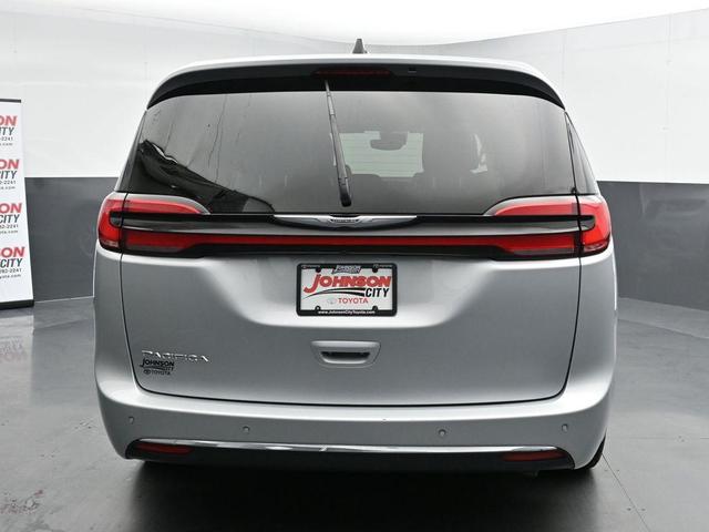 Photo of 2023 Silver Mist Clearcoat Chrysler Pacifica