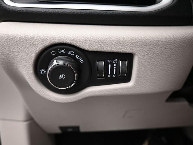 Photo of 2023 Silver Mist Clearcoat Chrysler Pacifica