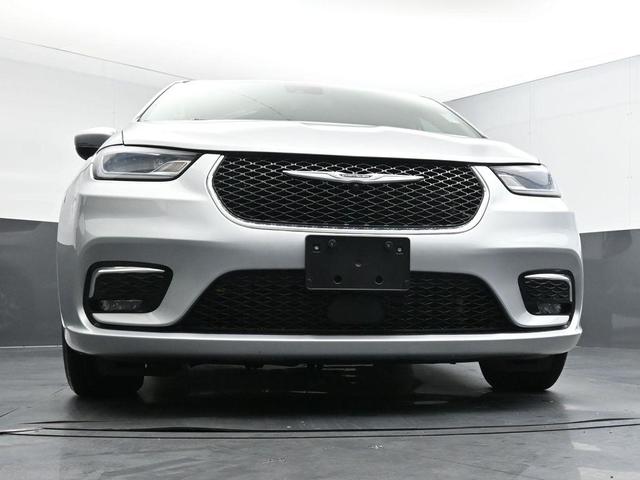 Photo of 2023 Silver Mist Clearcoat Chrysler Pacifica