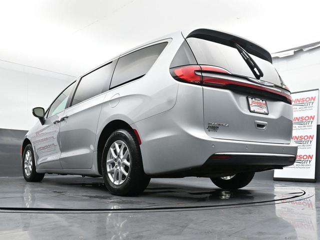 Photo of 2023 Silver Mist Clearcoat Chrysler Pacifica