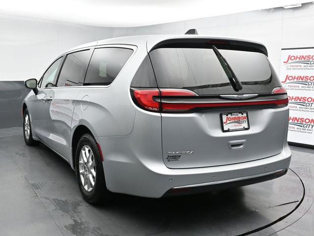 Photo of 2023 Silver Mist Clearcoat Chrysler Pacifica