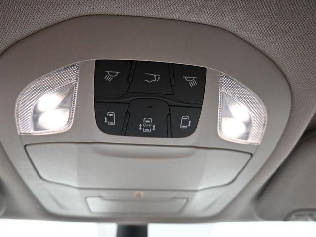 Photo of 2023 Silver Mist Clearcoat Chrysler Pacifica