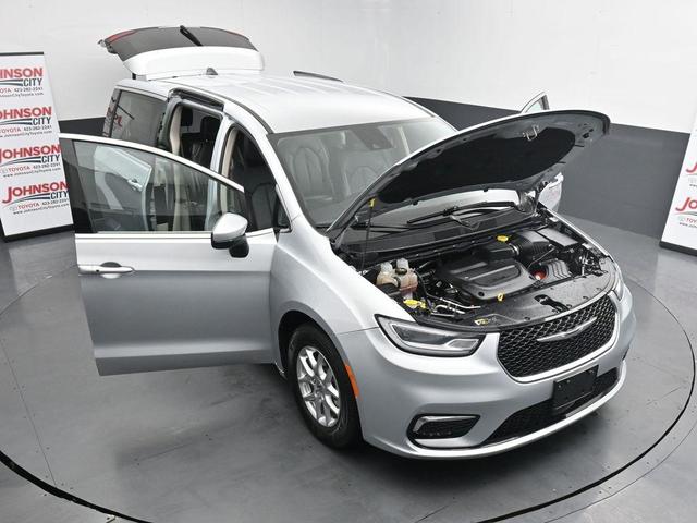 Photo of 2023 Silver Mist Clearcoat Chrysler Pacifica