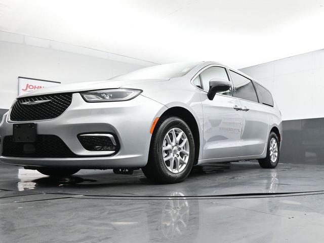 Photo of 2023 Silver Mist Clearcoat Chrysler Pacifica