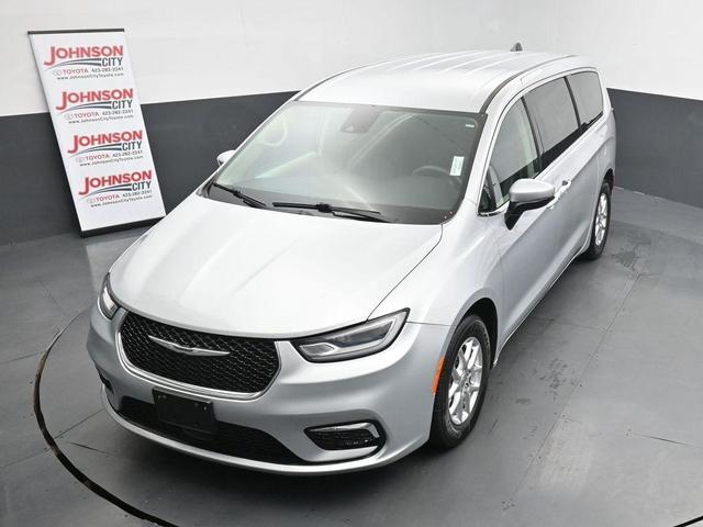 Photo of 2023 Silver Mist Clearcoat Chrysler Pacifica