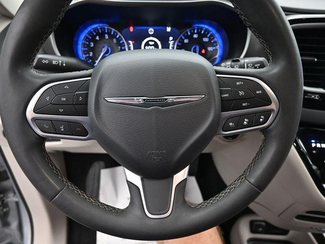 Photo of 2023 Silver Mist Clearcoat Chrysler Pacifica