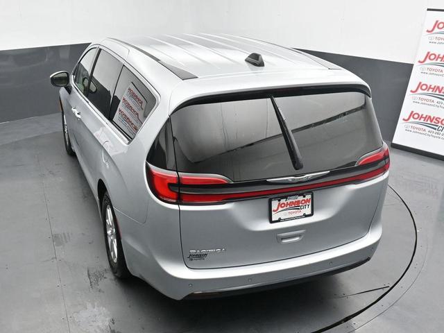 Photo of 2023 Silver Mist Clearcoat Chrysler Pacifica