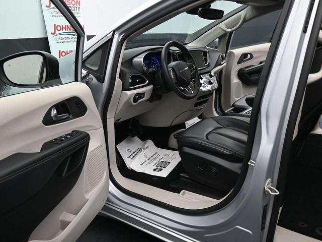 Photo of 2023 Silver Mist Clearcoat Chrysler Pacifica