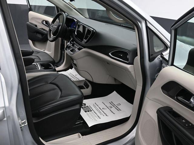 Photo of 2023 Silver Mist Clearcoat Chrysler Pacifica