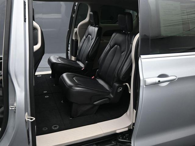 Photo of 2023 Silver Mist Clearcoat Chrysler Pacifica