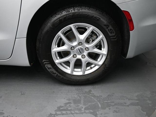Photo of 2023 Silver Mist Clearcoat Chrysler Pacifica