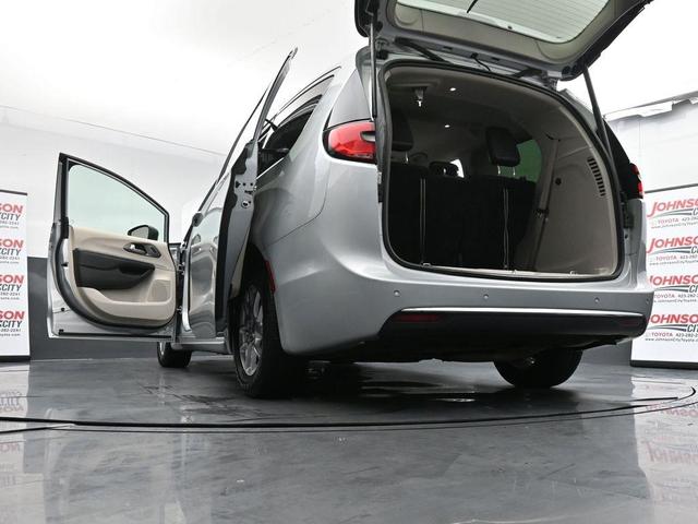 Photo of 2023 Silver Mist Clearcoat Chrysler Pacifica