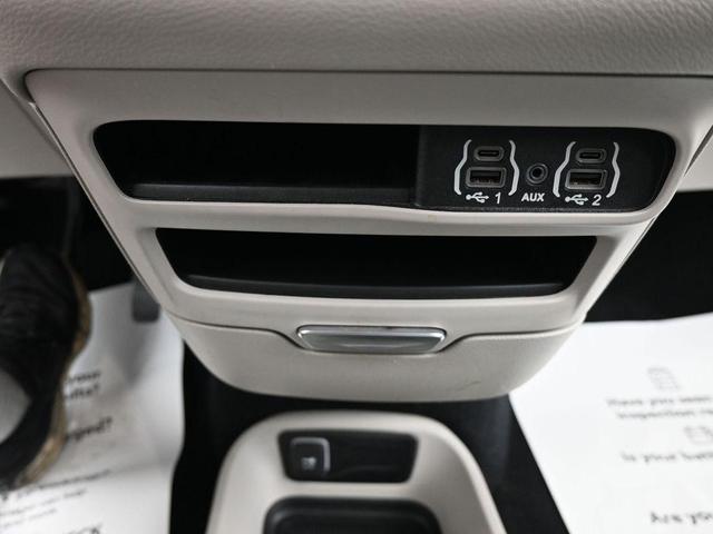 Photo of 2023 Silver Mist Clearcoat Chrysler Pacifica