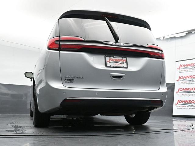 Photo of 2023 Silver Mist Clearcoat Chrysler Pacifica