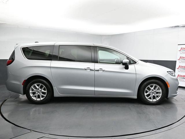 Photo of 2023 Silver Mist Clearcoat Chrysler Pacifica
