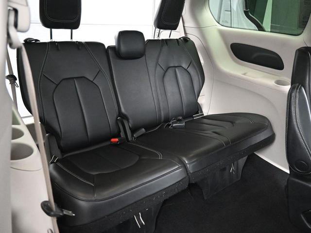 Photo of 2023 Silver Mist Clearcoat Chrysler Pacifica