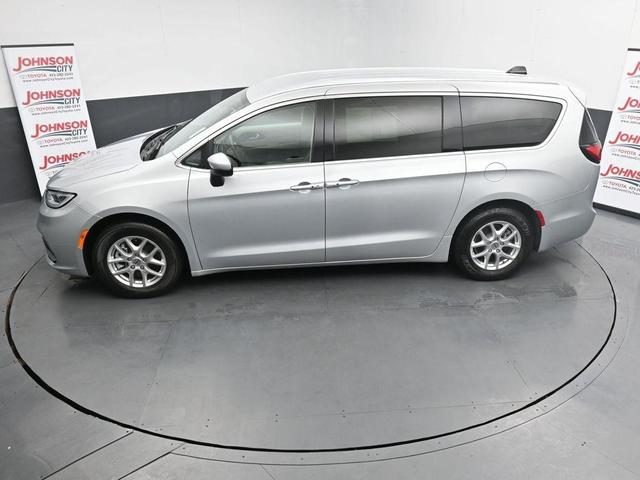 Photo of 2023 Silver Mist Clearcoat Chrysler Pacifica