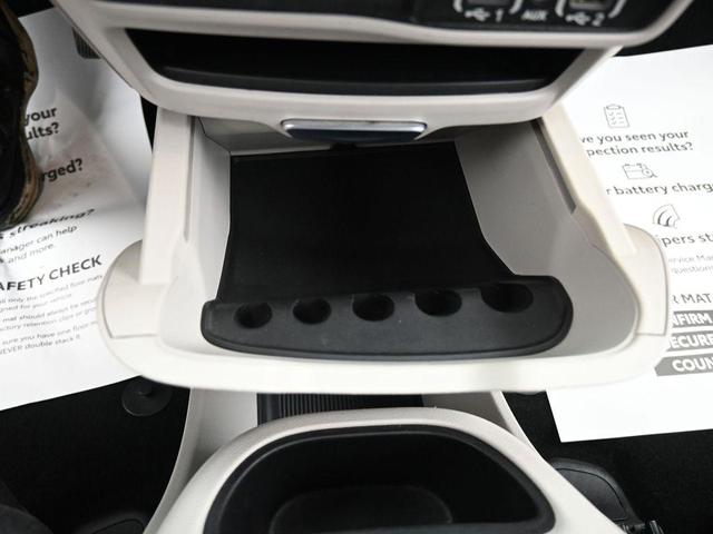 Photo of 2023 Silver Mist Clearcoat Chrysler Pacifica