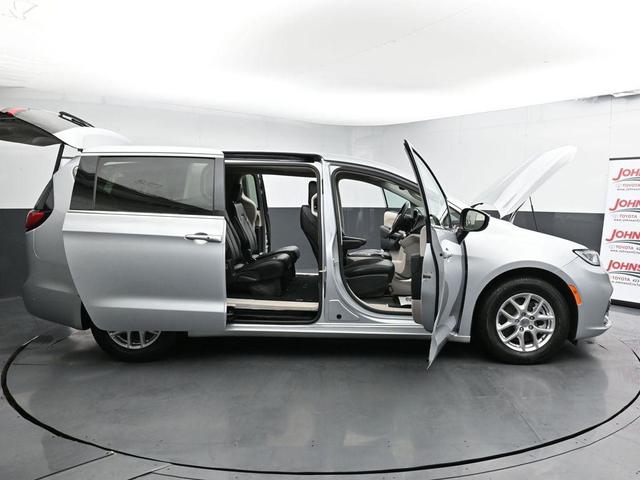 Photo of 2023 Silver Mist Clearcoat Chrysler Pacifica