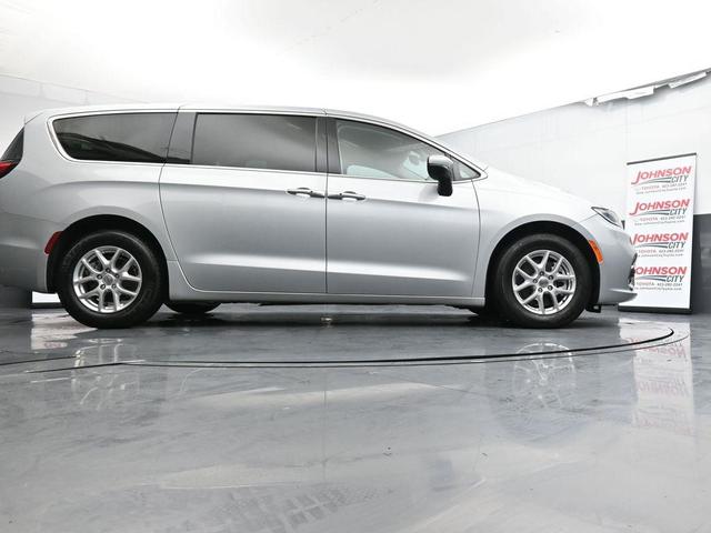 Photo of 2023 Silver Mist Clearcoat Chrysler Pacifica