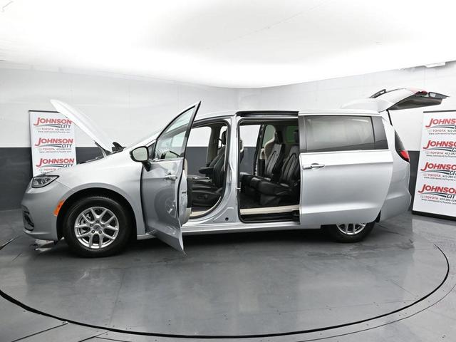 Photo of 2023 Silver Mist Clearcoat Chrysler Pacifica