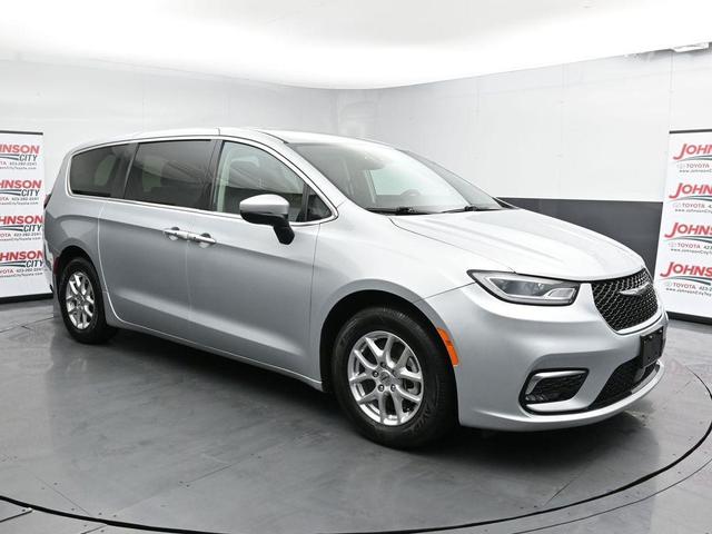 Photo of 2023 Silver Mist Clearcoat Chrysler Pacifica