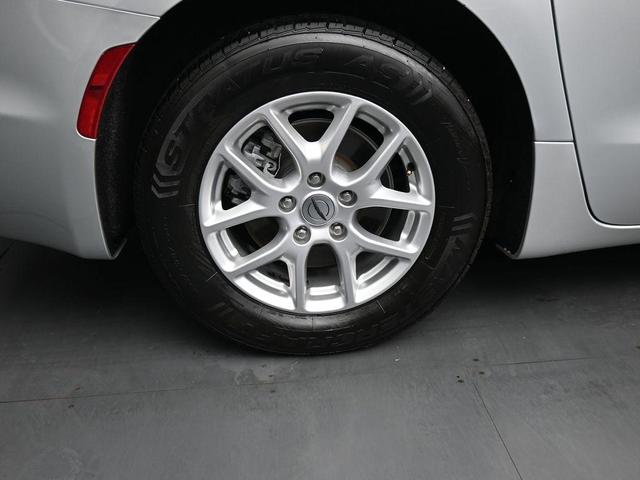 Photo of 2023 Silver Mist Clearcoat Chrysler Pacifica