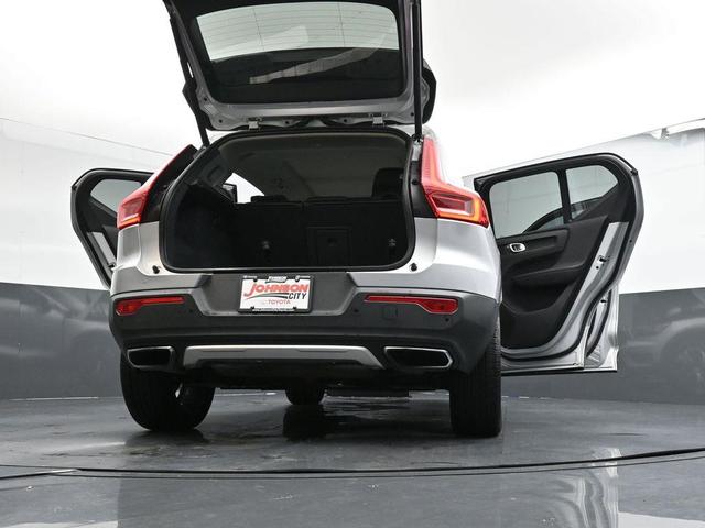 Photo of 2019 Bright Silver Metallic Volvo XC40