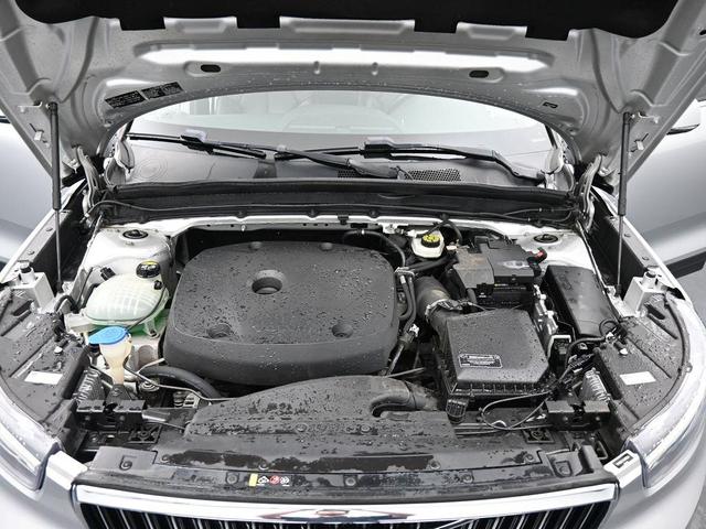 Photo of 2019 Bright Silver Metallic Volvo XC40