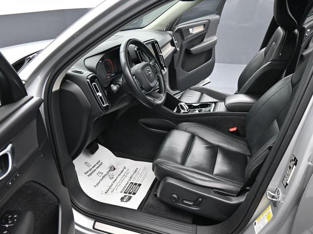 Photo of 2019 Bright Silver Metallic Volvo XC40