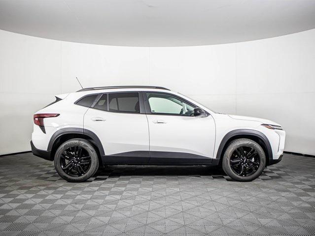Photo of 2025 Summit White Chevrolet Trax