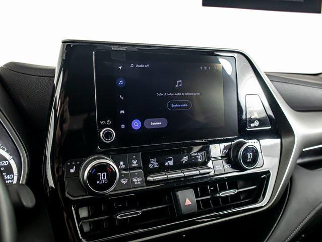 Photo of 2024 Celestial Silver Metallic Toyota Highlander