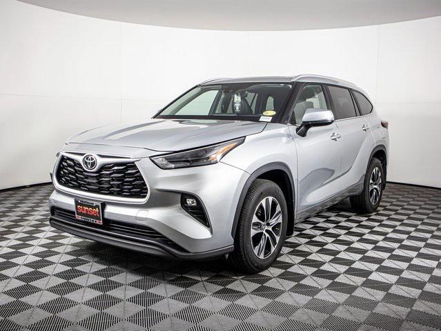 Photo of 2024 Celestial Silver Metallic Toyota Highlander