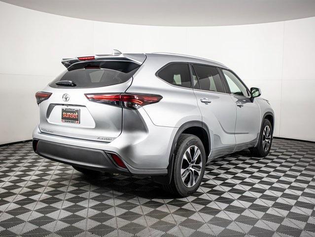 Photo of 2024 Celestial Silver Metallic Toyota Highlander