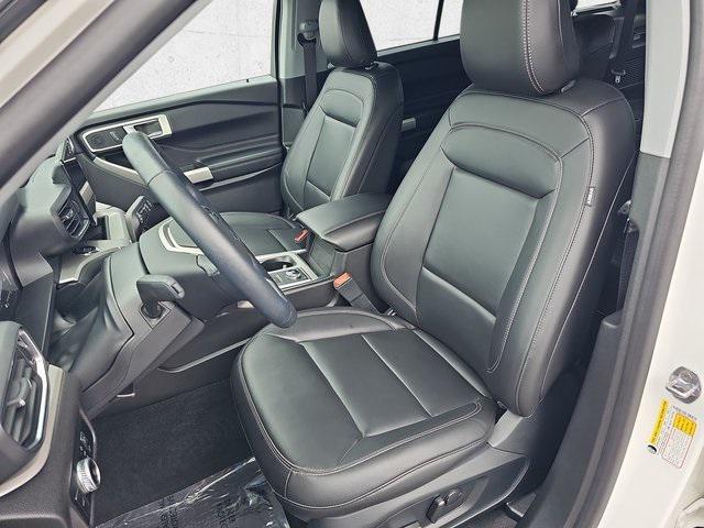 Photo of 2022 Star White Metallic Tri-Coat Ford Explorer
