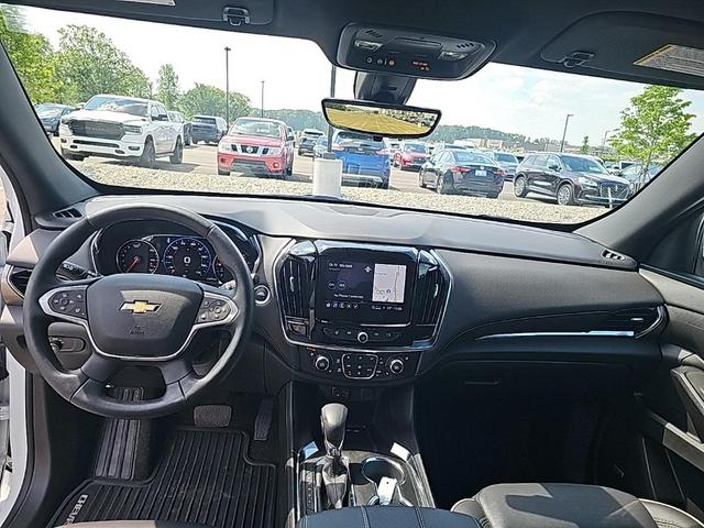 Photo of 2023 Summit White Chevrolet Traverse