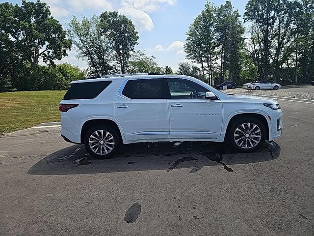 Photo of 2023 Summit White Chevrolet Traverse