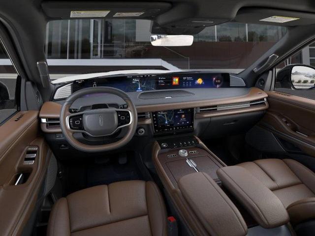 Photo of 2025 White Lincoln Navigator