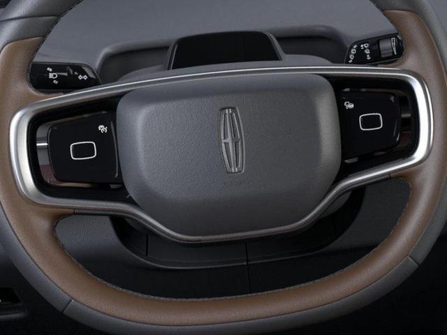 Photo of 2025 White Lincoln Navigator